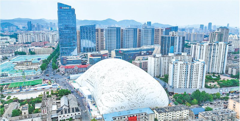 济南：“大气球”罩工地 把扬尘噪音关起来