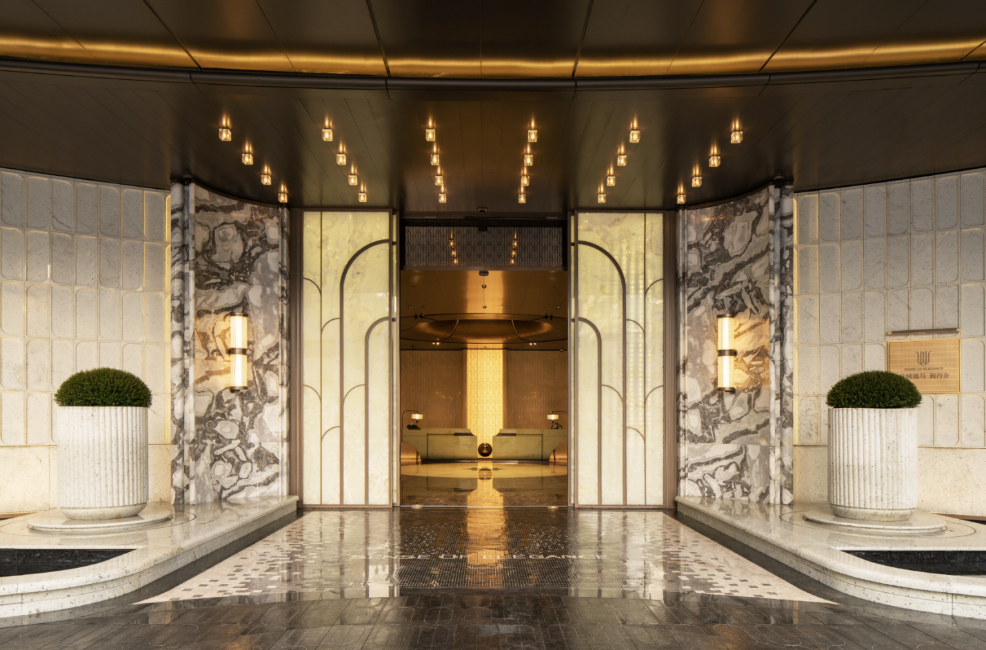 抢住CBD内，首开在即丨绿城瑞马·润百合全维实景示范区盛绽济南封面